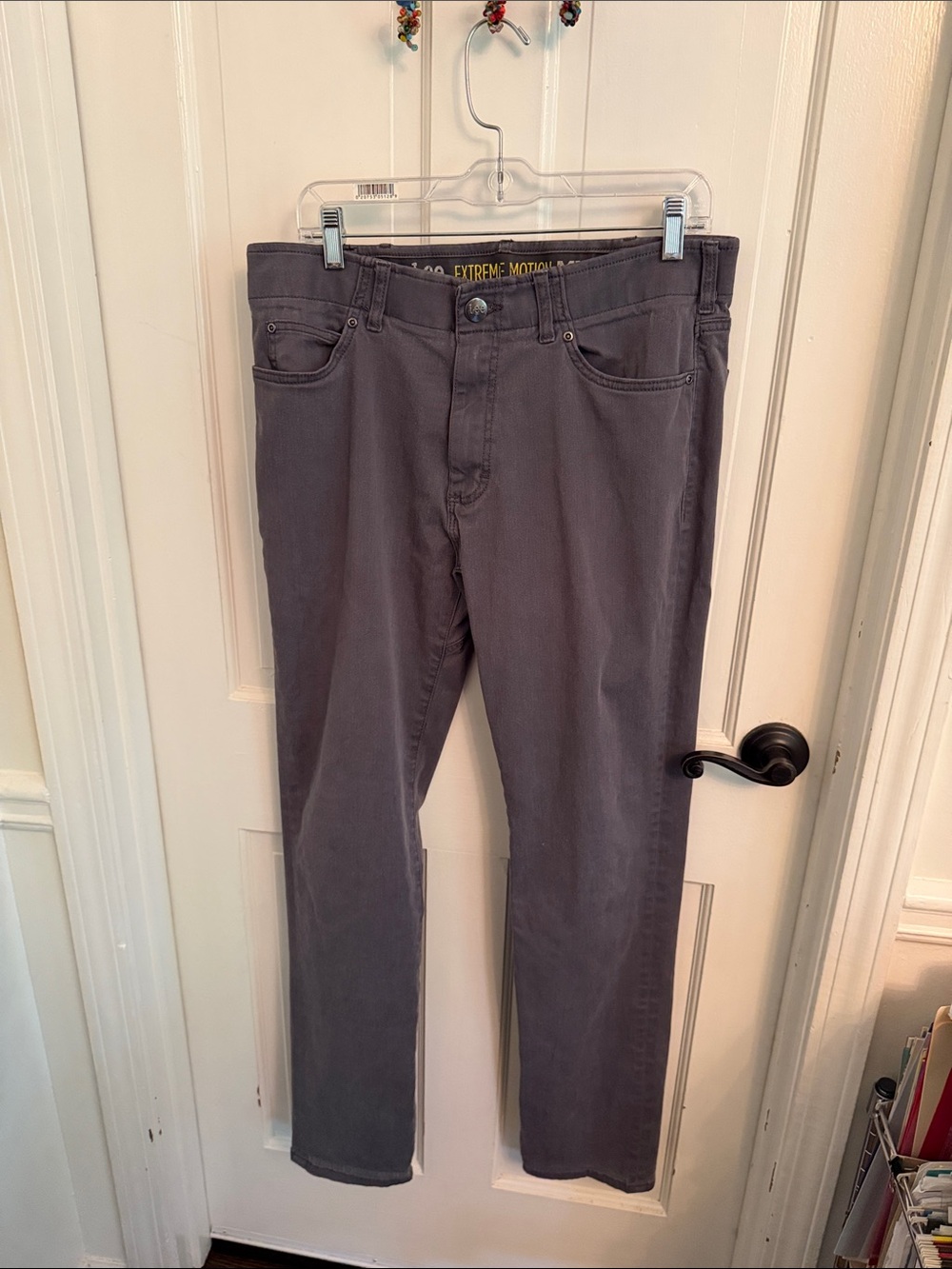 Lee Extreme Motion Men’s 34x34 Straight Fit Tapered Leg Stretch Pants charcoal